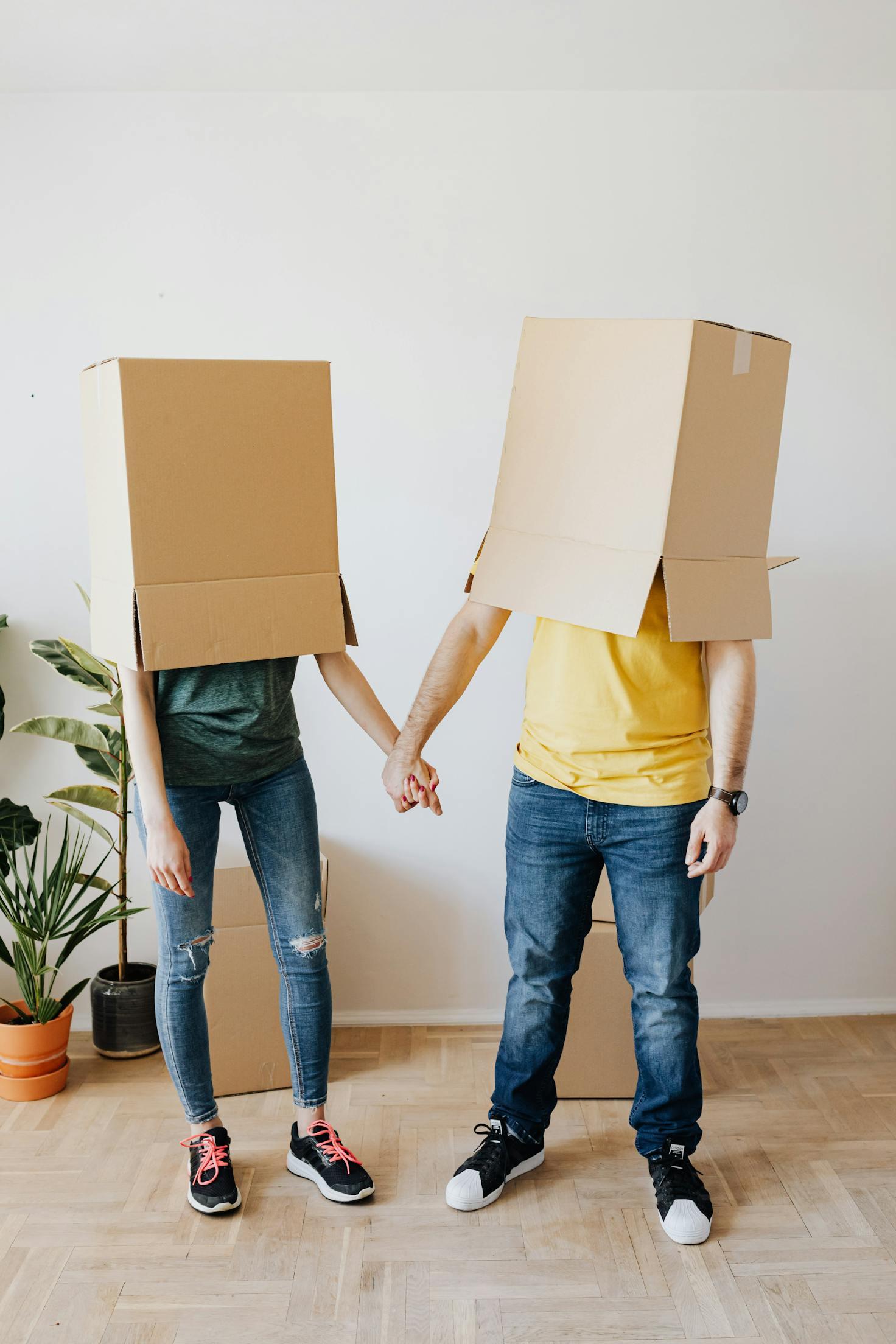 © Karolina Grabowska - Funny couple with carton boxes on heads